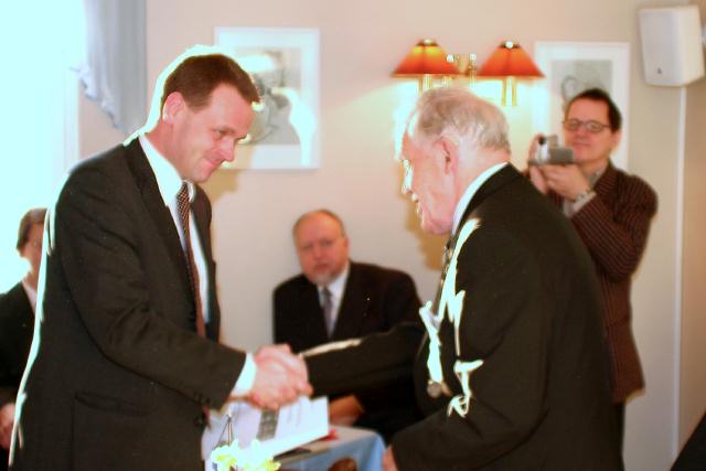 Pekka lahjoittaa Vapaavuorelle HSK:n historikin